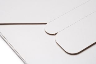 Kartonhülle 119 x 225 mm mit Aufreißperforation